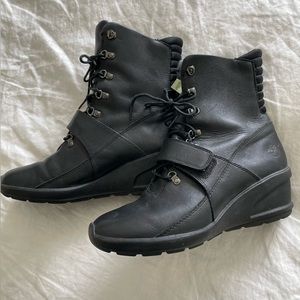 ‼️SOLD‼️ Timberland Black Leather Motto Wedge Strap Boots Women’s TBL